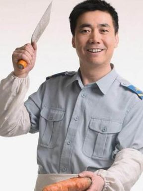 53岁范明全家近照，大4岁二婚妻子很强大，继子是军官女儿像他