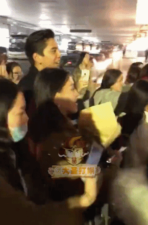 最后马天宇被护送地上车了,粉丝们纷纷挥手再见,而王大陆还没有上车