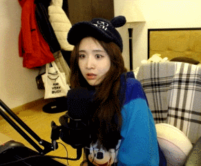 这美女弯腰的姿势也太美的, 美女你这是干墨子呢?