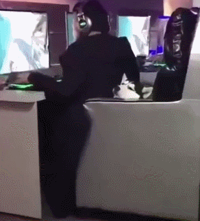 主人说带哈士奇去吃鸡,结果来到网吧后,二哈生无可恋了