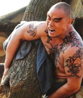 水浒中的穿帮镜头,宋朝有了自行车,船夫高压锅