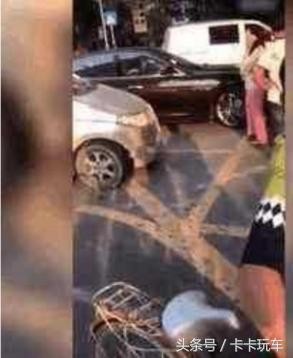 五菱与宝马发生剐蹭，宝马女司机怒踹五菱车，大骂“穷就别装逼”