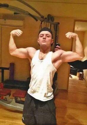 阿尔法长残脱发却没有黑粉, 只因为他九年间一