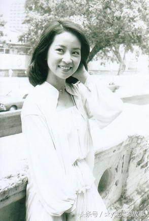 成龙这辈子最爱的两个女人，一个为他终生未嫁，一个已经遗憾去世