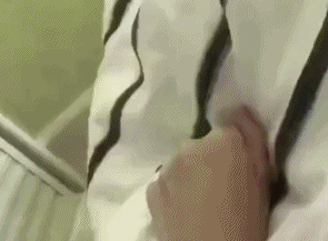 搞笑gif图:每天手里握着一亿,睡觉都能笑醒了