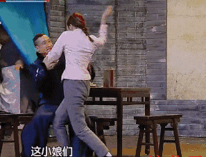 张雪迎走红毯, 遭揩油全程尴尬脸, 网友: 做这种事你还有理了?