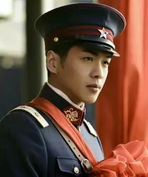 吴秀波给她拎包, 带着二婚所生之子与第一任丈夫复合, 他是谁呢