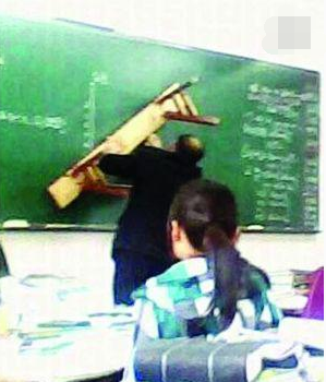 老师搞笑操作，各种东西当尺子，老师拿着这东西学生认真极了！