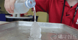 【gif】当年的物理化学课白学了,你能解释其中的原理