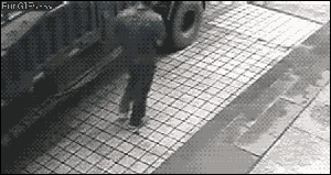 发酒疯,拿把匕首恶意扎胎,结果爆胎,气流把人冲开撞到路旁台阶上面,不