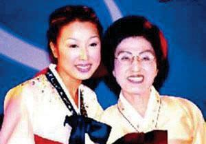 46岁孙悦全家近照，一首祝你平安出名，克了三任男友终于找到真爱