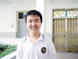他2岁看新闻7岁发表论文 是著名五道杠少年，高考477分考入名校