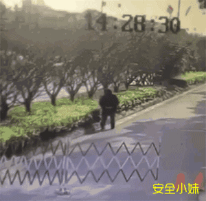 雨天开快车酿惨祸,货车侧滑甩尾拍路人后脑勺!