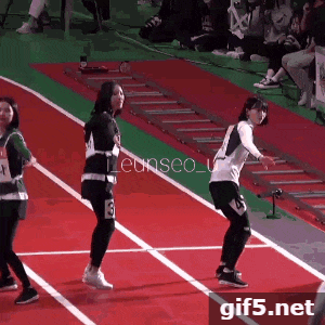 《偶像运动会》跑道凹凸不平! 偶像接连摔倒受伤, 让