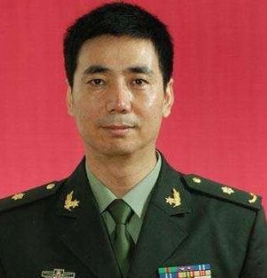53岁范明全家近照，大4岁二婚妻子很强大，继子是军官女儿像他