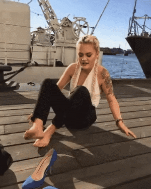 搞笑gif:这么可爱的妹子你忍心这么套路她吗?这妹子谁