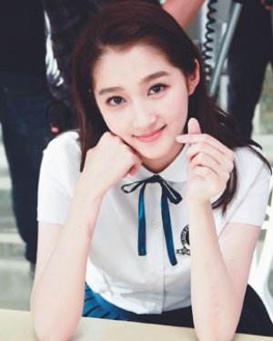 19岁的关晓彤开始露沟?网友:演艺圈催人早熟吧