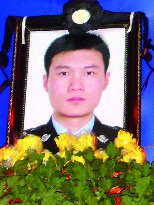 人民英雄张宁海葬礼年仅31,上千大学生悼念,去