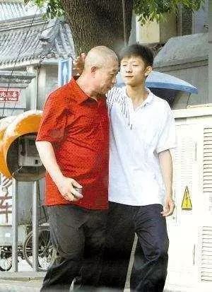 原来,张一山的父亲名叫张晓五,曾经是话剧演员,家庭环境优越,同时