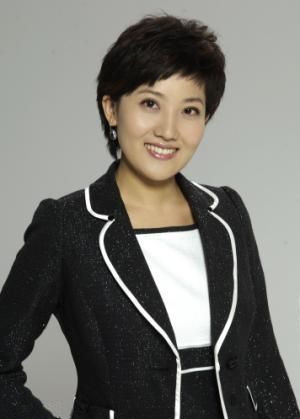 央视“十佳主持人”鲁健与43岁妻子近照，结婚13年恩爱如初