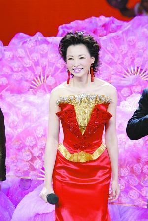 何炅三句话救场, 也不及董卿的“金色三分钟”, 她的救场堪称完美