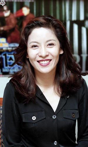 看了向太陈岚年轻时的照片, 终于知道了向华强为何这么骄傲的宠她