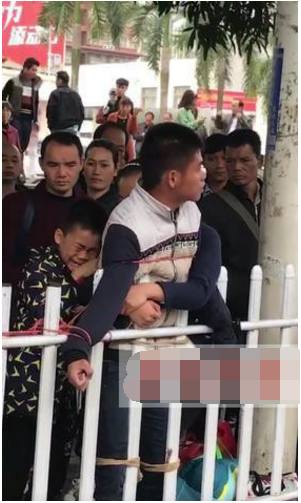 男子当街学狗叫,无知路人以为是狂犬病,实际原