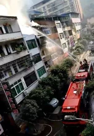 达州宣汉南坝镇发生火灾 2户房屋顶楼天棚被烧