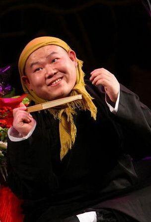 不小心把香水喷到女的眼睛里,刚巧女朋友来了