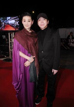 冯小刚前妻被抛弃后一直单身，两人女儿27岁，美出冯小刚十万里！