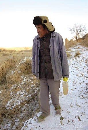 六旬大妈栖身山洞20年,肢体退化语言不通,吃糠咽菜渴望要个孩子