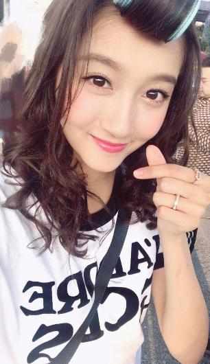 关晓彤模仿迪丽热巴穿公主裙,一个土的掉渣,一