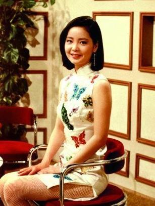 成龙这辈子最爱的两个女人，一个为他终生未嫁，一个已经遗憾去世