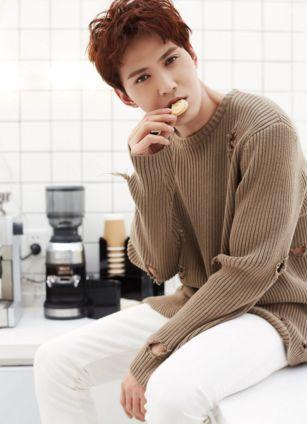 他出道演男主电影扑街,穷困时连饭都吃不起,如