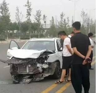 帝豪和哈弗相撞后面目全非，网友不但不夸哈弗质量好，反遭骂！