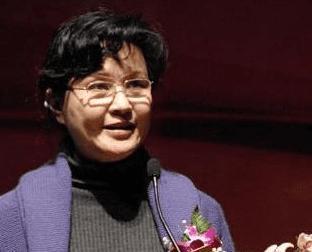 她是首位春晚英语主持人,曾红过刘晓庆,出轨小