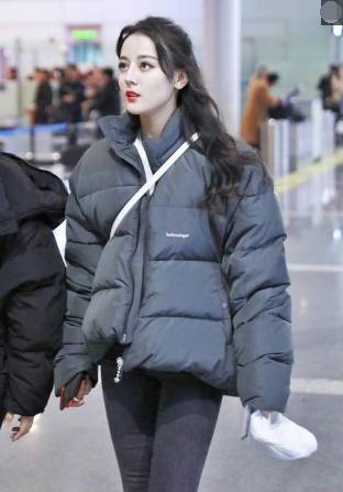 迪丽热巴穿2万羽绒服靓丽出行,网友直呼:低调