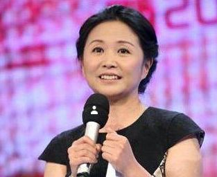 51岁黄菡全家照曝光，女儿颜值不输明星，首谈离开非诚原因