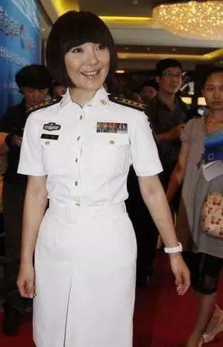 陈红脸彻底崩了？眼睛眉毛快要飞起来了，网友：整容后遗症好可怕