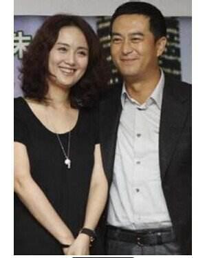 张嘉译家庭合照曝光,夫妻都是二婚,女儿是她的幸运女神