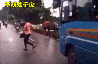 车祸猛于虎 男子刚走上三轮车,没想到是个下坡路翻车入河