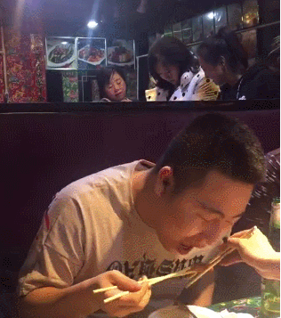 搞笑gif:自助餐的正确吃法