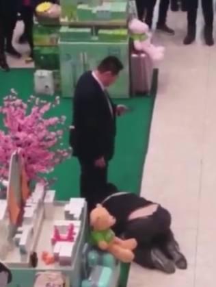 商场保安没收快递员的扫码枪, 表示要罚款100