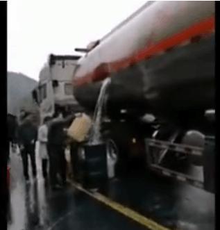 漏油的油罐车成免费的“接油点”,引路人哄抢,网友:不接白不接