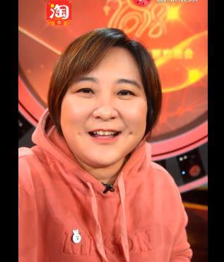 贾玲春晚小品学小斐跷二郎腿,真把脚给崴了,事