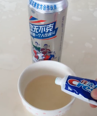 冰箱用久了会产生异味?牙膏加啤酒有神奇效果