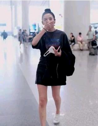 宋祖儿争议最大的两张照片，高清图吓人一跳，网友：娱乐圈太难混