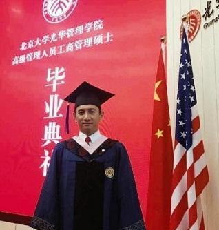 吴奇隆北大硕士卒业惹争议,网友:谁说有钱就可