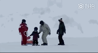 嗯哼滑雪摔倒,杜江霍思燕非但不扶还先拍照,嗯哼表情生无可恋!