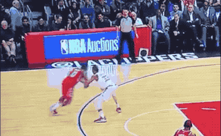 但不少球迷表示,哈登crossover收球后走了两步有走步嫌疑